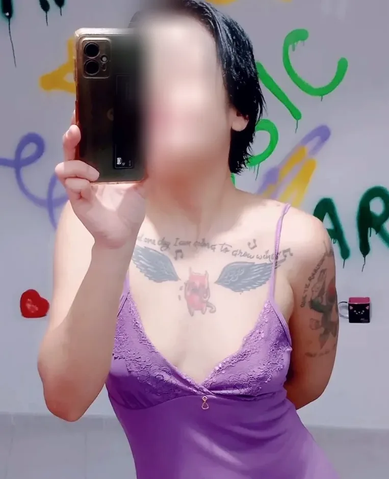 Niamh, 21